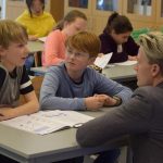 斯德哥尔摩英国国际学校的学生和老师讨论问题