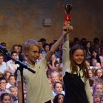 斯德哥尔摩英国国际学校的学生举起奖杯