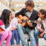 马尔摩布拉丁斯国际学校的老师弹吉他，唱歌给学生听