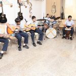 迪鲁拜·安巴尼国际学校的学生乐队练习