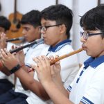 迪鲁拜·安巴尼国际学校的学生们吹长笛
