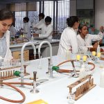 迪鲁拜·安巴尼国际学校在实验室做实验