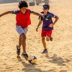 DSB国际学校的学生踢沙滩足球