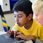 斯德哥尔摩地区国际学校的学生投入的在电脑上学习