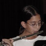 卡拉奇美国学校的学生演奏长笛
