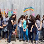 拉合尔美国学校的学生开心的在彩虹条前合影