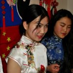 新博伊恩宫学校的学生穿着中国旗袍