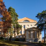 锡格蒂纳人文学院的建筑和树木