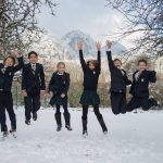 圣吉尔根国际学校的学生在雪地里欢快的跳起