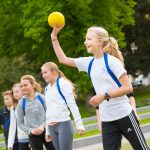 斯德哥尔摩瓦萨国际学校的学生在运动场上掷球