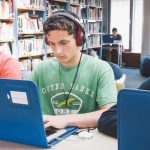 巴伐利亚国际学校的学生在图书馆查资料