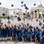 柏林勃兰登堡国际学校的毕业典礼扔帽子