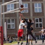 柏林勃兰登堡国际学校的学生打篮球