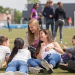 柏林勃兰登堡国际学校的学生在草地上