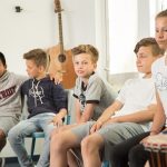 柏林勃兰登堡国际学校的学生在音乐课堂上