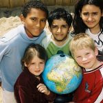 柏林勃兰登堡国际学校的学生围着地球仪