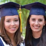 柏林国际学校毕业典礼上的两个女学生