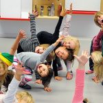 柏林大都会学校的小朋友们练习舞蹈