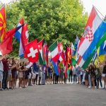 黑森林学院的学生举着各国旗帜