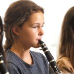 波恩国际学校的学生吹笛子