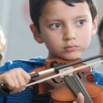 波恩国际学校的学生拉小提琴