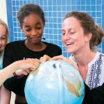 科隆国际学校的学生和老师看地球仪