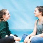 科隆国际学校的2个女生聊天