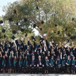 德伊勒国际学校的毕业典礼上毕业生们扔毕业帽