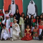 德伊勒国际学校的学生穿着民族服装
