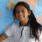德伊勒国际学校的小女孩在世界地图前