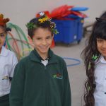 德伊勒国际学校的学生在头上戴上五颜六色的装饰