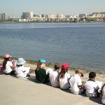 德伊勒国际学校的学生坐在海边