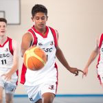 迪拜英语学院的学生在篮球场上打篮球