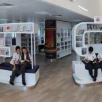 迪拜英语学院的学生在图书馆