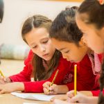 迪拜英语学校的3个小女孩一起认真写作业