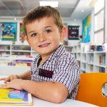 迪拜英国学校的小男孩在图书馆看书