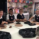 迪拜学院的学生们在陶艺制作课堂上