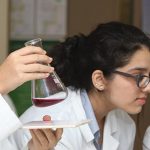 迪拜国际学院的学生们做化学实验