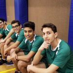迪拜国际学院的学生们在篮球场边休息