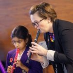 福马克学校的老师教学生学长笛