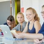 法兰克尼亚国际学校的学生们一起在电脑上完成功课