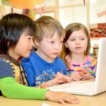 法兰克福国际学校的幼儿园小朋友一起看电脑