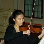 法兰克福国际学校的学生拉小提琴
