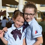GEMS迪拜美国学院的2个小女孩在室外合影
