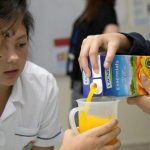 GEMS朱美拉小学的学生倒橙汁