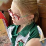 GEMS朱美拉小学的小女孩戴着眼镜认真看书