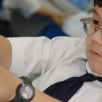 GEMS朱美拉小学的小男孩戴着眼镜认真写作业