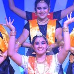GEMS我们的英语学校的学生表演印度舞蹈