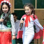 GEMS皇家迪拜学校的学生在唱歌和进行舞台表演