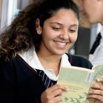 GEMS威灵顿国际学校的学生在图书馆看书